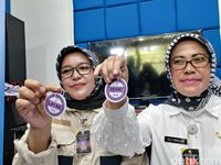 Kadispangtan Kota Bandung Elly Wasliah tunjukkan label untuk hewan layak kurban