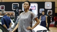 Mercedes-Benz memilih SPG dengan paras cantik Indonesia.