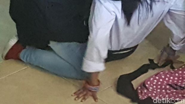 Gelang yang dipakai tampak bermotif bintang kejora
