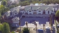 Terlihat dari kamera drone, rumah itu memang luas banget. Suami Nia adalah Ardie Bakrie yang merupakan pengusaha dan anak dari Aburizal Bakrie. Foto: Rumah Nia Ramadhani / YouTube TransTV