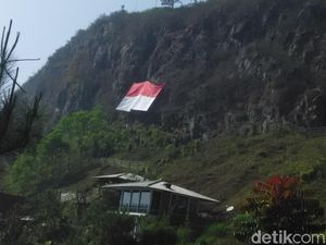 Komunitas Pemanjat Kibarkan Merah-Putih Jumbo di Tebing Lembang