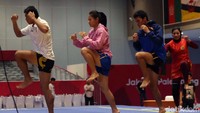 Atlet wushu berlatih di Hall B 3 di JIEXPO Kemayoran.
