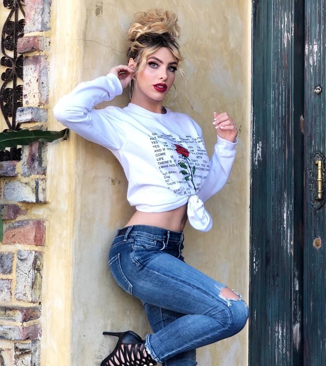 Lele tak hanya menampilkan konten berbau komedi. Ia pun kerap menampilkan video dance, mulai dari yang kontemporer sampai khas Amerika Latin.  Foto: Instagram (lelepons)