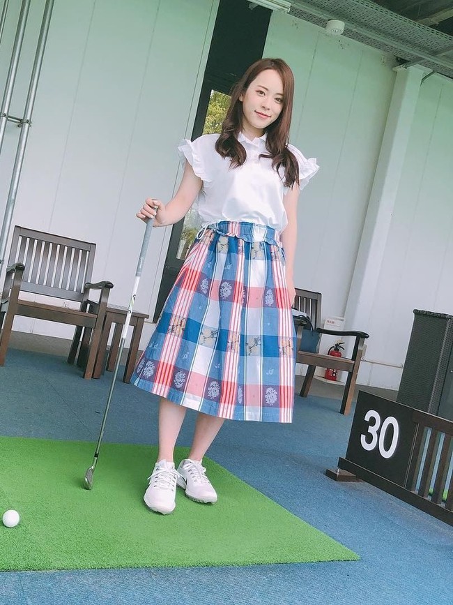 Selain menjadi vlogger kecantikan dan gaya hidup, Risa Sekine juga seorang gamer. Ia memiliki channel YouTube lain yang isinya lebih banyak berisi aktivitasnya bermain mobile game. Foto: Instagram/@sekine.risa