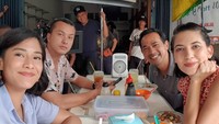 Dalam film ini, Nico disandingkan dengan lawan mainnya seperti Dian Sastro, Hana Al Rasyid hingga Oka Antara. Nah ini pose keempat aktornya saat makan bakmi. Foto: Instagram