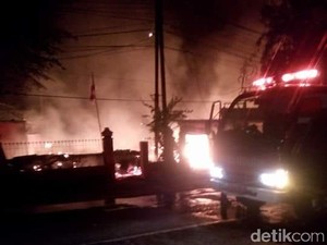 Kebakaran Dini Hari di Bojonegoro Hanguskan Tiga Rumah dan Gedung TK