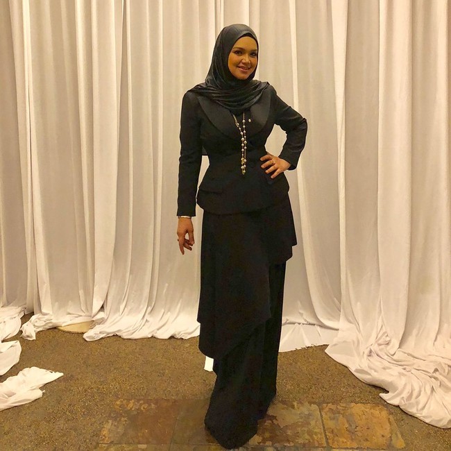 Foto Siti Nurhaliza memakai lagi jaketnya dari 11 tahun lalu ini pun dibanjiri pujian. Netizen takjub karena Siti sudah begitu langsing padahal belum sampai setahun melahirkan anak pertamanya. Foto: Instagram @ctdk