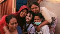 Senyumnya bersama para ibu di tenda pengungsi. Dok. Instagram/leonagustine