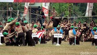 Seorang anggota pramuka merayap di titipan tambang.