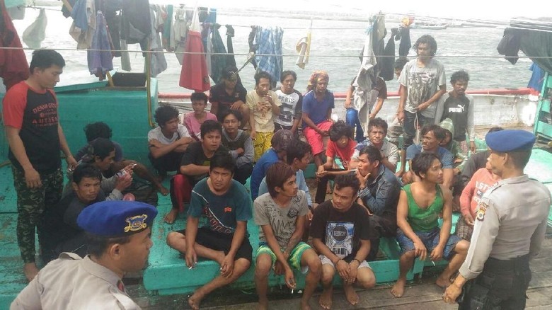 Kapal Nelayan Terbalik di Arafuru, 29 Selamat dan 1 Tewas Kapal Nelayan Terbalik di Arafuru, 29 Selamat dan 1 Tewas