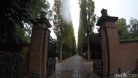 Inilah pintu gerbang menuju ke Assistens Cemetery, sebuah kuburan tua di tengah Kota Kopenhagen. Kuburan ini jadi tempat wisata bagi warga lokal lho. (Uyung/detikTravel)