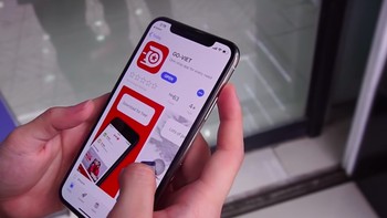 Dalam videonya, ia mencoba menjajal layanan Go-Viet. Pertama-tama, ia menginstall aplikasi Go-Viet. Foto: YouTube