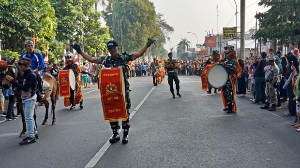Jalanan Bogor Dipenuhi Mobil Hias dan Fashion Show