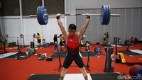 Angkat besi melakoni latihan di Hall A3 pukul 15.00 WIB.