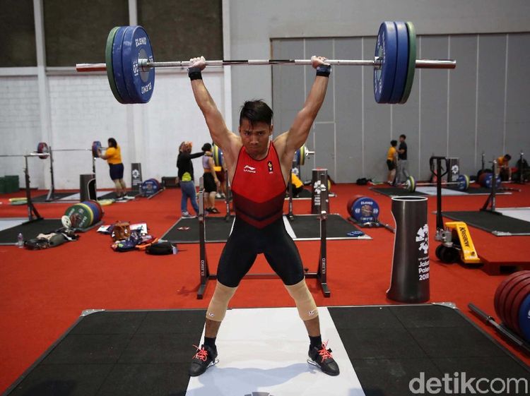 Latihan Berat Atlet Angkat Besi di Venue yang Belum Jadi