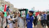 Salah satu peti yang berisi korban anak-anak dibawa ke lokasi pemakaman. Sekjen PBB, Antonio Guterres, mengecam serangan koalisi Saudi itu dan menyerukan penyelidikan independen. Foto: REUTERS/Naif Rahma