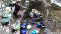 Warga Cipala, Keluarahan Lebak Gede, Kecamatan Pulomerak, Cilegon, mencari sumber air yang lokasinya berada di pegunungan.