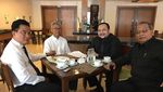 Begini Gaya Yusril Ihza Mahendra Saat Beli Pete dan Ngopi Bareng Elit Politik