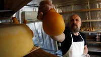 Beberapa diantaranya adalah keju Cheddar, Edam, Lambert, Scarmoza dan berbagai jenis keju lainnya. ilya Naymushin/Reuters.