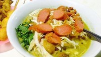 Pakai topping kekinian sodis sapi boleh-boleh saja. Tetap pakai topping ayam juga. Foto : Instagram @saung_cirebon