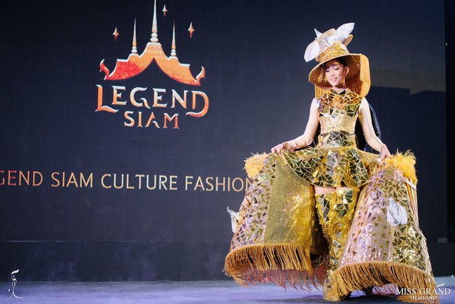 Wanita cantik ini adalah juara Miss Grand Thailand 2015, Rattikorn Promai’ Kunsom. Saat tampil di atas panggung dengan kostum nasionalnya, penampilannya tidak terlihat terlalu unik. Dia tampak memakai gaun dengan hiasan potongan kaca berwarna emas. Foto: Facebook Miss Grand Thailand