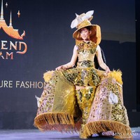Wanita cantik ini adalah juara Miss Grand Thailand 2015, Rattikorn Promai’ Kunsom. Saat tampil di atas panggung dengan kostum nasionalnya, penampilannya tidak terlihat terlalu unik. Dia tampak memakai gaun dengan hiasan potongan kaca berwarna emas. Foto: Facebook Miss Grand Thailand