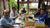 Ia juga akrab dengan Faisal Basril, Dahlan Iskan hingga Abraham Samad. Secangkir kopi dengan beragam sajian tradisional jadi menu yang makan mereka kala itu. Foto: Instagram yusrilihzamhd