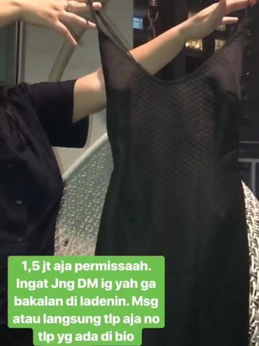 Siapa Mau? Nikita Mirzani Jual Baju-baju Seksinya, Nih!