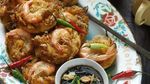 Biar Melek, Enaknya Ngemil Bala-bala Hangat Plus Cabe Rawit
