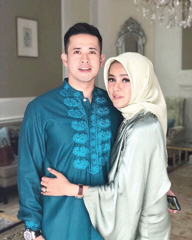Olla Ramlan terlihat lebih berani memakai busana bernuansa glossy. Seperti penampilannya yang satu ini, ia memakai kaftan berbahan satin dengan detail payet di beberapa titik. Foto: Instagram Olla Ramlan