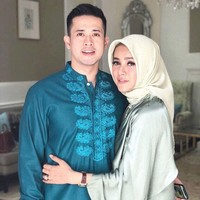 Olla Ramlan terlihat lebih berani memakai busana bernuansa glossy. Seperti penampilannya yang satu ini, ia memakai kaftan berbahan satin dengan detail payet di beberapa titik. Foto: Instagram Olla Ramlan