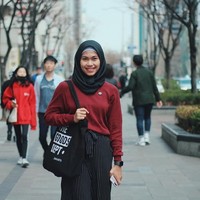 Hijabers ini sempat dikarantina selama hampir enam bulan di Korea Selatan untuk memantangkan performanya. Pengorbanan jauh dari keluarga pun membuahkan hasil membanggakan: sebuah emas perdana untuk Indonesia. Selamat Defia! (Foto: Instagram/defiarosmaniar)