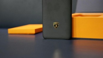 Pada case terdapat logo khas mobil asal Italia itu. Foto: Sina Mobile