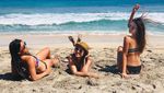 Foto: Maria Selena Leyeh-leyeh di Pantai Saja Cantik