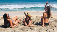 Foto: Di Lombok, Maria asyik bersantai dan leyeh-leyeh di tepi pantai. Tak sendirian, Maria bersama dengan teman-temannya. (Instagram/@mariaselena_)