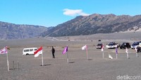 Pengibara ribuan bendera ini juga menarika para wisatawan/Foto: M Rofiq