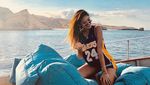 Foto: Maria Selena Leyeh-leyeh di Pantai Saja Cantik