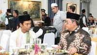 Bertemu dengan Ustad Abdul Somad, Aher makan malam bersama dengan hidangan khas Indonesia sambil berdiskusi. Foto: Instagram @aheryawan