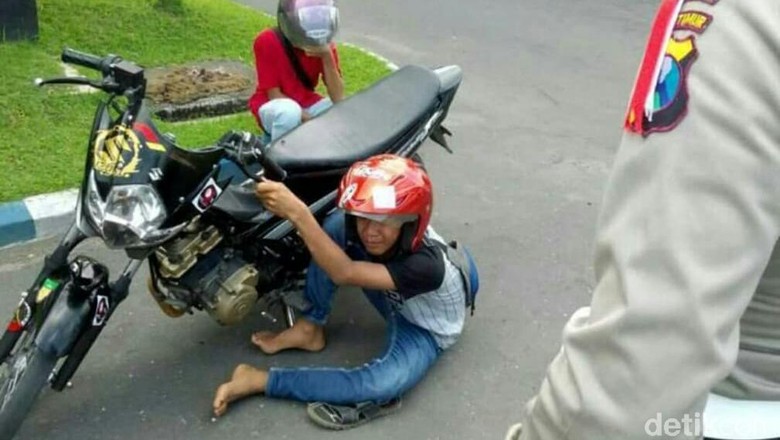 Viral, Bocah Ingusan Menangis Saat Ditilang Polisi di Bondowoso Viral, Bocah Ingusan Menangis Saat Ditilang Polisi di Bondowoso