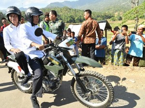 Video Jokowi-TGB Boncengan Tinjau Korban Gempa dan Rumah Zohri