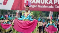 Para anggota pramuka juga berkesempatan menampilkan tarian khas daerahnya, yakni tarian anggrek yang menjadi acara penutup.