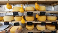 Keju yang telah jadi kemudian disimpan dalam kurun waktu tertentu untuk mematangkan rasa, aroma, dan teksturnya. Saat ini Dubovets dan Kurochkina telah memasarkan 10 jenis keju dari pabrik mereka. ilya Naymushin/Reuters.