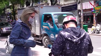 Melakukan pembayaran. Foto: YouTube