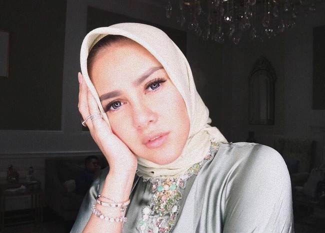 Olla juga terlihat lebih suka memakai hijab segi empat dibanding hijab pashmina. Hijab segi empat memang mudah dipakai dan cocok dipilih oleh wanita yang sedang belajar berhijab. Foto: Instagram Olla Ramlan