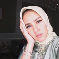 Olla juga terlihat lebih suka memakai hijab segi empat dibanding hijab pashmina. Hijab segi empat memang mudah dipakai dan cocok dipilih oleh wanita yang sedang belajar berhijab. Foto: Instagram Olla Ramlan