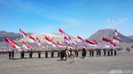 Suku Tengger Kibarkan 2.018 Merah Putih di Lautan Pasir Bromo