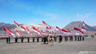 Suku Tengger Kibarkan 2.018 Merah Putih di Lautan Pasir Bromo