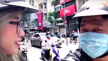 Pengemud Go-Viet pun datang menghampirinya. Foto: YouTube