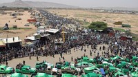Saat menuju lokasi pemakaman, jenazah anak-anak itu dibawa menggunakan sejumlah kendaraan yang menampilkan logo kubu pemberontak Houthi. Foto: REUTERS/Stringer