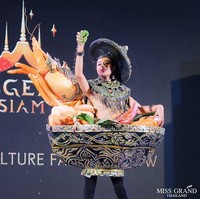 Biw Nantapak Kraiha rupanya memakai gaun berbentuk mangkuk tomyam, makanan khas Thailand. Terlihat udang palsu berukuran raksasa ikut menjadi hiasan dari busananya. Foto: Facebook Miss Grand Thailand
